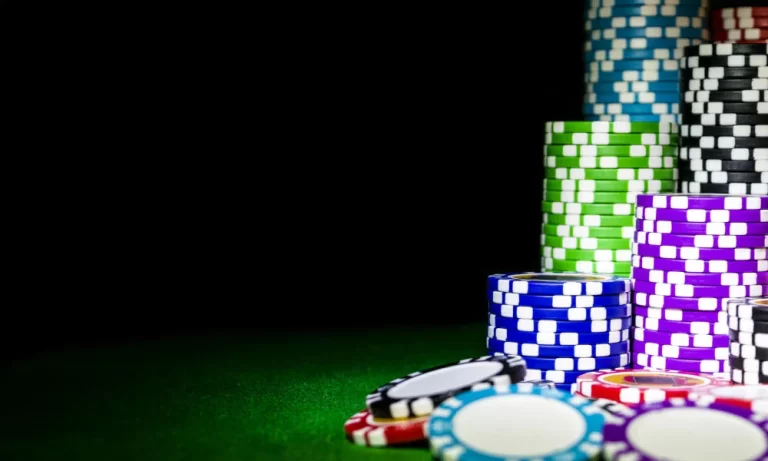 How can players compare house edges across casino games?